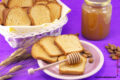 Fette biscottate con mandorle e miele